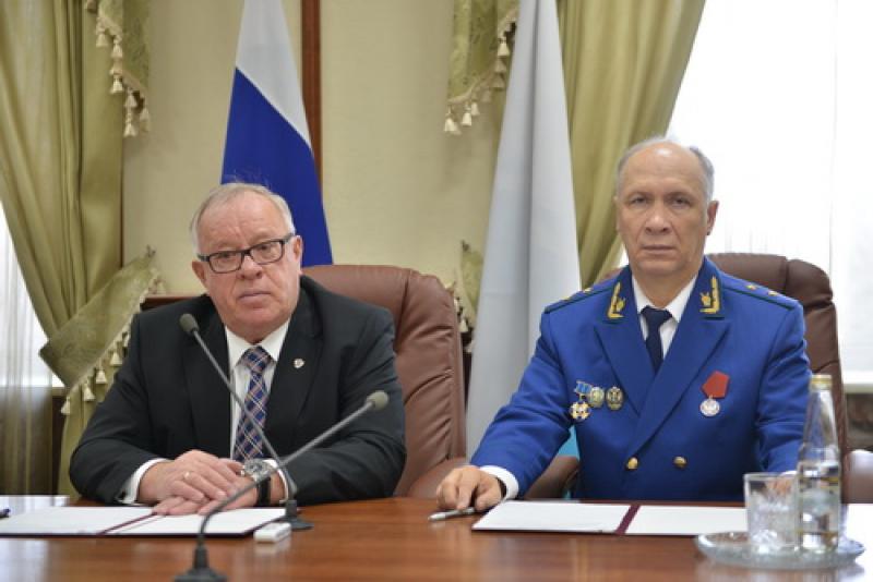Владимир Путин уволил прокурора Республики Алтай Николая Мылицына (справа на фото)