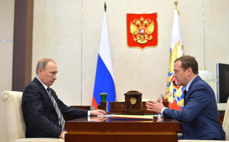 Медведев пожелал Путину отдохнуть на праздники