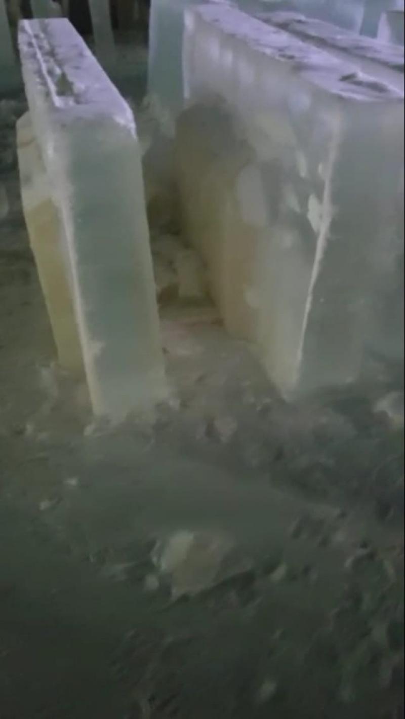 Лед для новогодних скульптур в Нягани