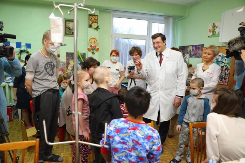 Глава региона Глеб Никитин сам приехал и поздравил маленьких пациентов с Новым годом