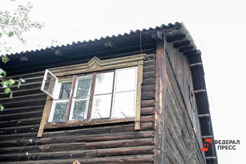 В Салехарде укрепляют фундаменты деревянных домов