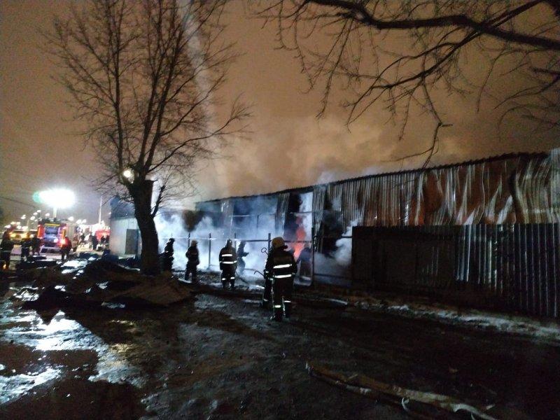 В Екатеринбурге произошел крупный пожар на рынке