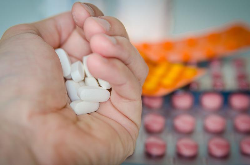 Нарколог предупредил россиян об опасности приема таблеток после застолья