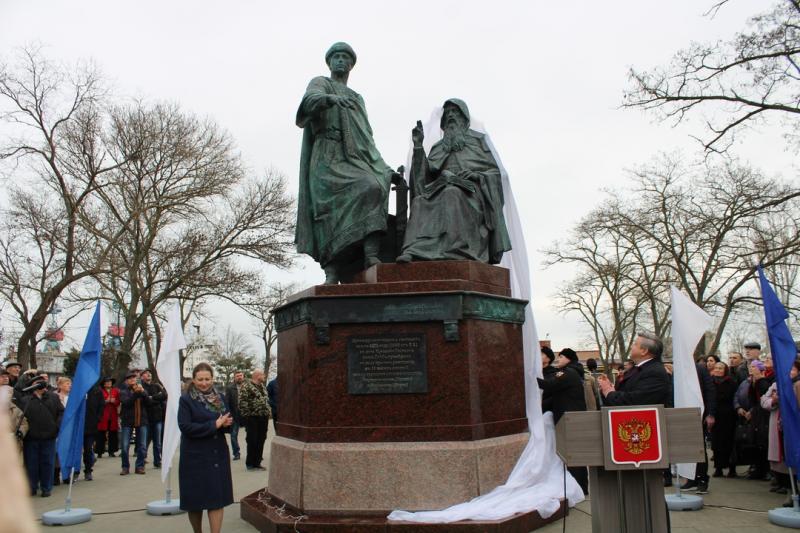 В Керчи открыли памятник неделимости Крыма и России