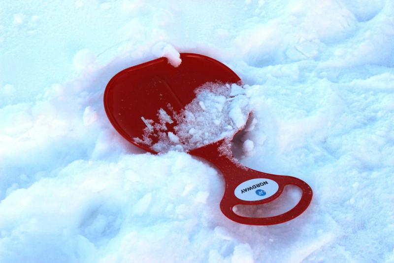 В Нижегородской области мальчик погиб, строя снежную горку