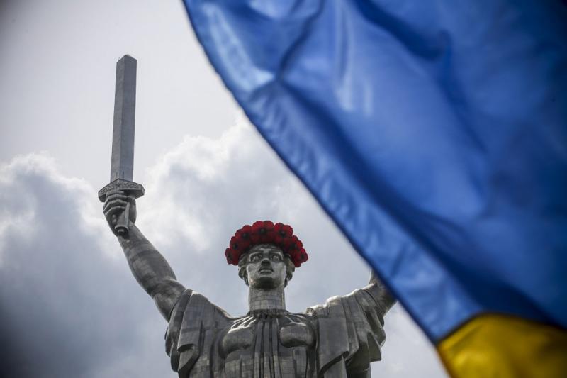 На Украине признали отсутствие денег, чтобы снять герб СССР с монумента «Родина-мать»