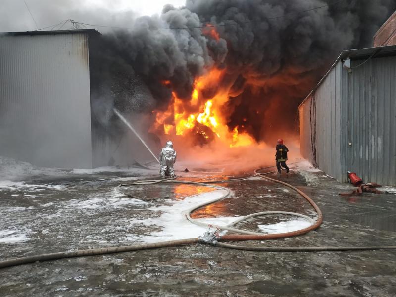 Один человек пострадал при пожаре на Уральском заводе лакокрасочных изделий