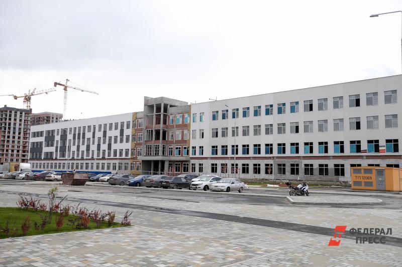 В Хабаровске десятки школ и вузов получили сообщения о бомбах
