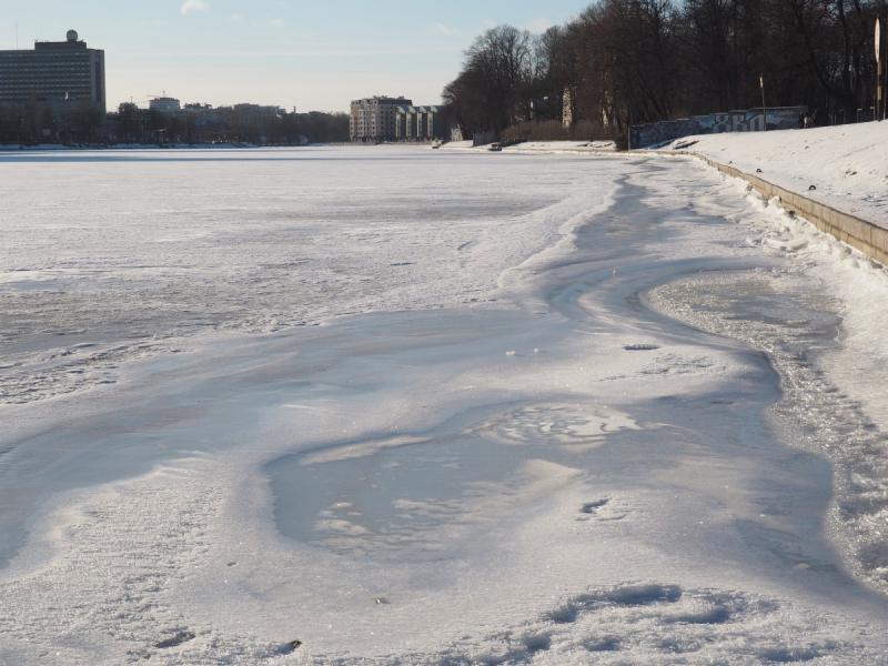 В Якутии два грузовика провалились под лед на реке Лене