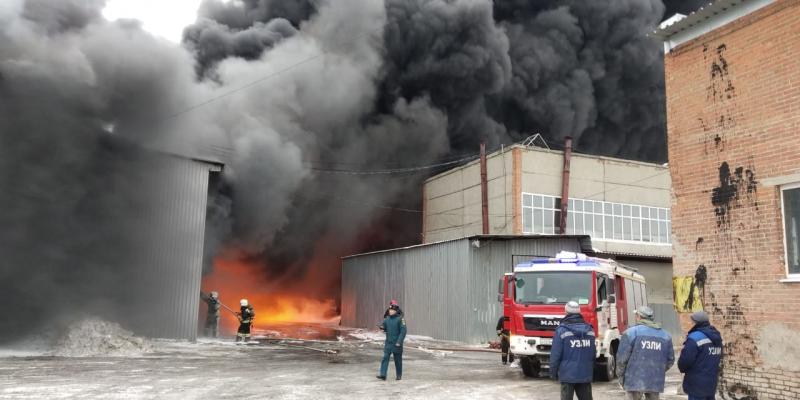 В Екатеринбурге горит завод лакокрасочных изделий