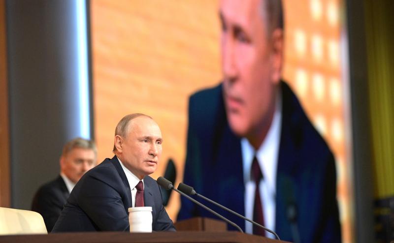 Политический консультант Алена Август считает, что Владимир Путин по-прежнему умеет держать удар и не разочаровывает