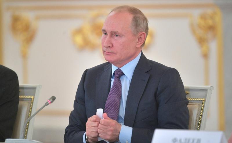 Путин поддержал идею введения ответственности для чиновников за оскорбления граждан