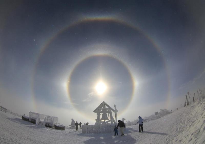Солнечное гало появилось в морозном небе Новосибирска