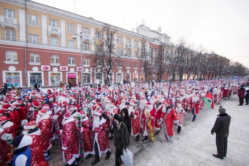 Массовый парад Дедов Морозов прошел в Кемерове