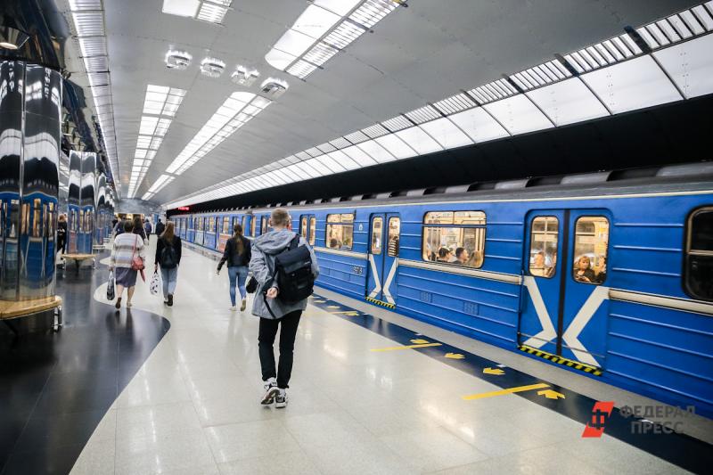 В метро Новосибирска на пути упала женщина