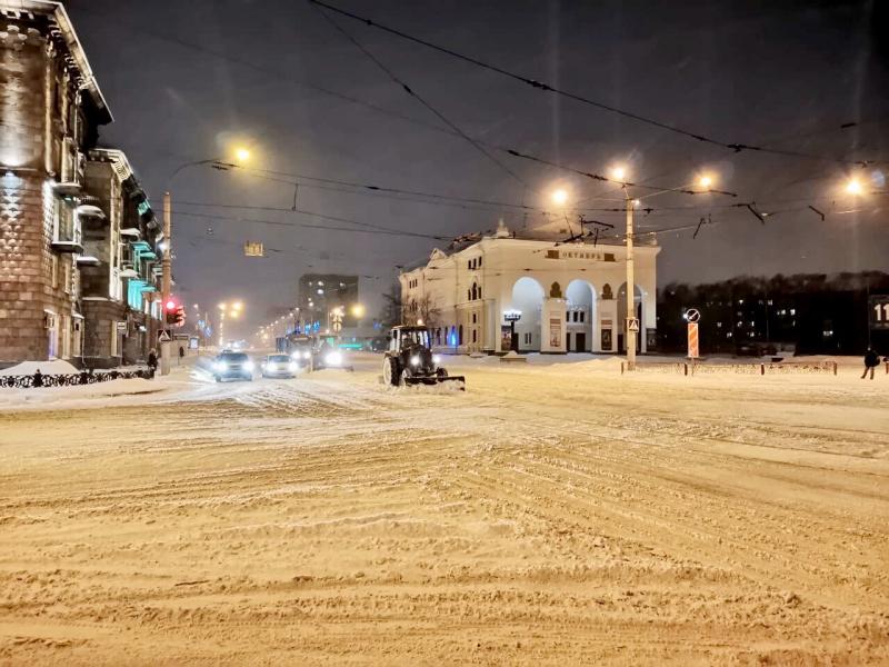 Мэр Новокузнецка из-за обильного снегопада зовет граждан на субботник