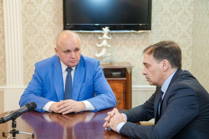 Глава Кузбасса Сергей Цивилев (слева) беседует с вице-губернатором Алексеем Цигельником