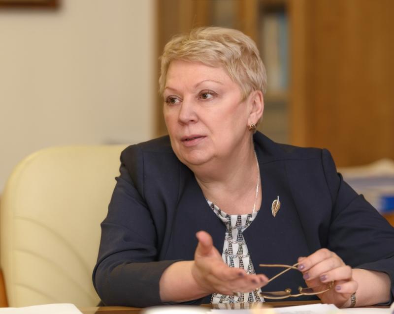 Васильева заявила, что более 10 тысяч школ запретили телефоны на уроках