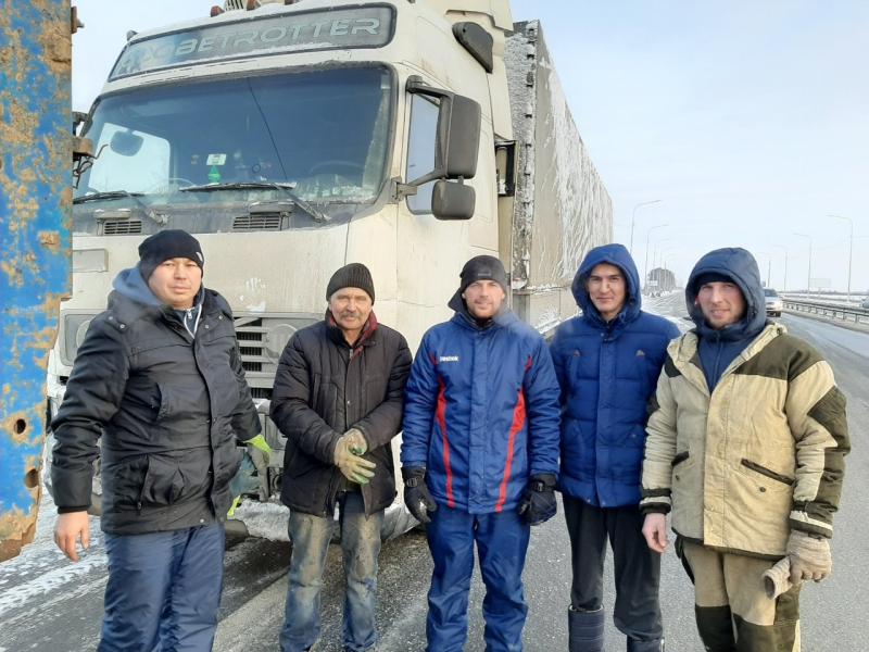 Пострадавший попал в ДТП, возвращаясь из Сургута. Долгое время он не мог выбраться с обочины