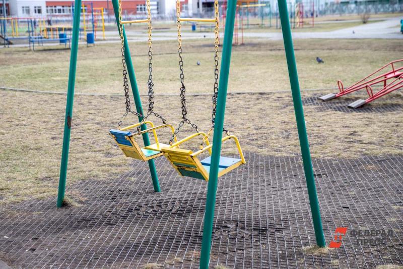В Екатеринбурге дети могли свариться в кипятке из-за неправильно установленных качелей