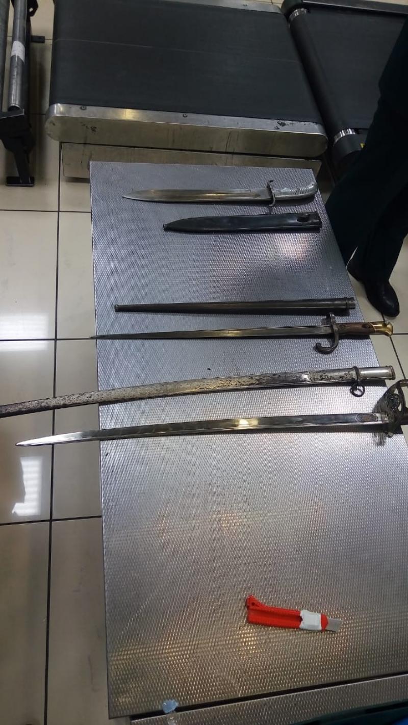 В аэропорту Екатеринбурга изъяли холодное оружие из Аргентины