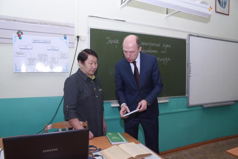 Олег Хорохордин посетил школу с углубленным изучением алтайского языка