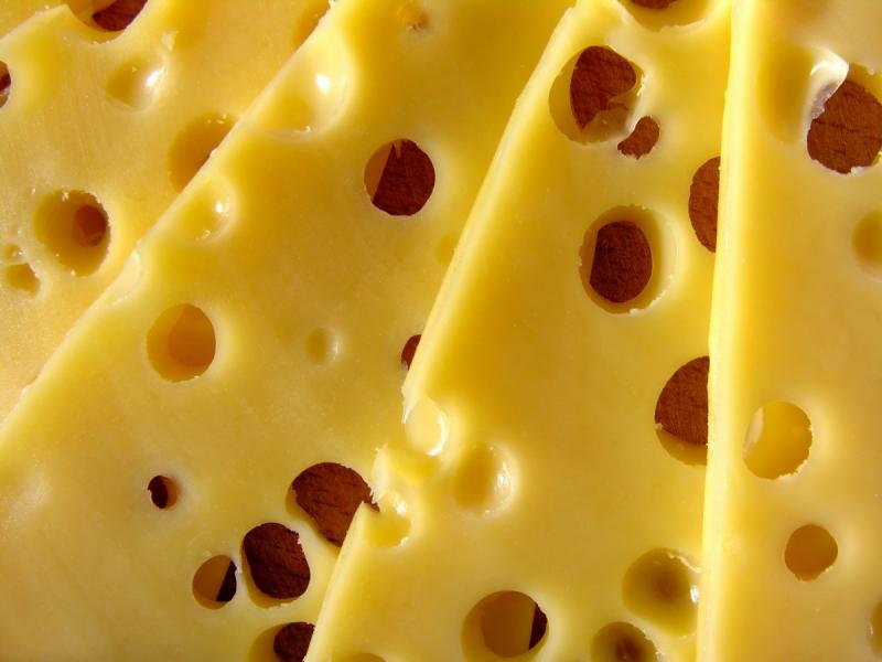 Просроченный сыр ставит под сомнение безопасность всех выпускаемых предприятием продуктов