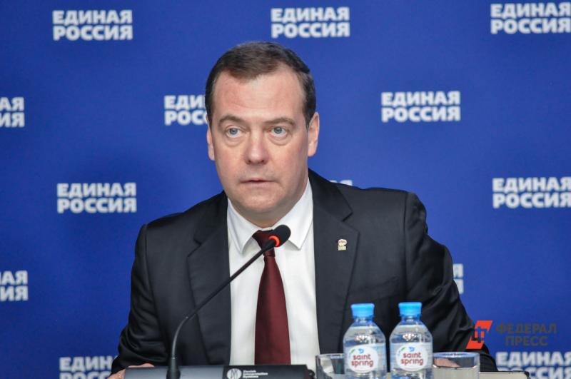 Зарплата Медведева за год стала меньше