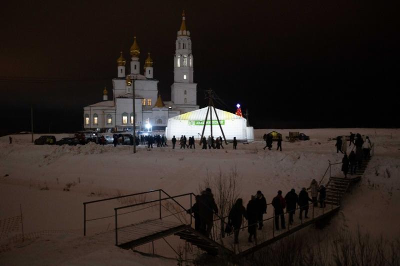 В Екатеринбурге жители Академического массово отметили праздник Крещения