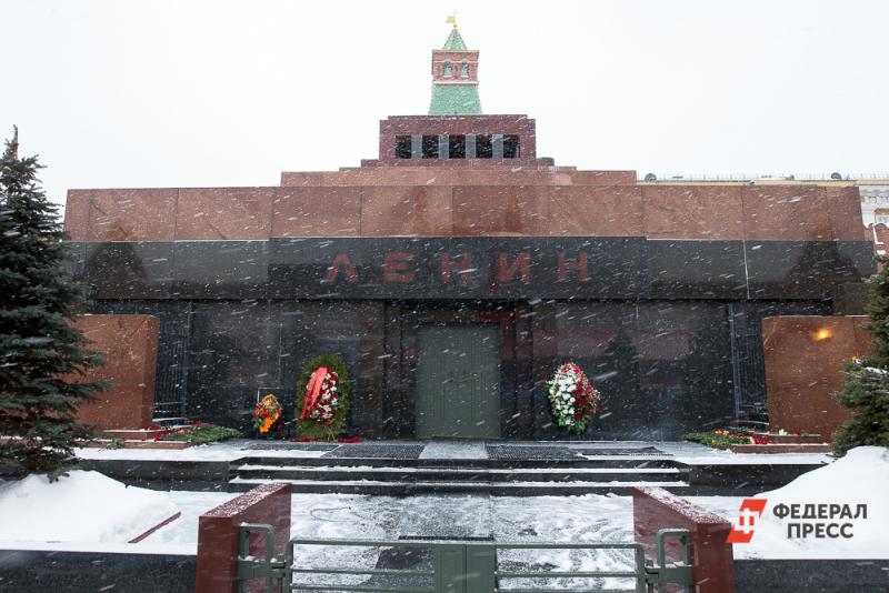 Правозащитник предложил переложить на коммунистов расходы по содержанию мавзолея Ленина