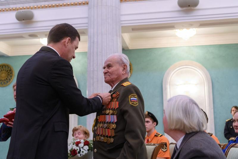 Свердловский губернатор вручил ветеранам юбилейные медали в честь 75-летия Победы