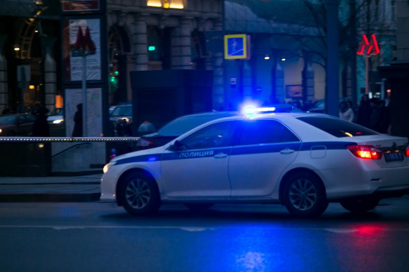 Водитель фуры перекрыл движение около здания СКР в центре Москвы из-за долгов по зарплате