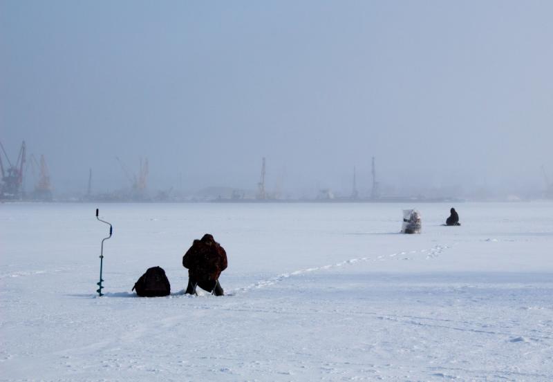 На юге Сахалина сразу 600 рыбаков оказались на дрейфующей льдине