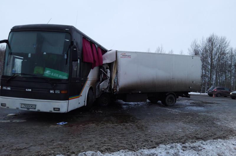 В столкновении грузовика и автобуса под Тобольском погибли двое
