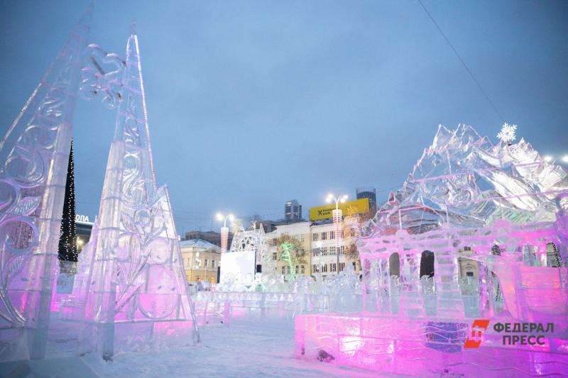 Ледовый городок в Екатеринбурге закрыли из-за рухнувшей стены.