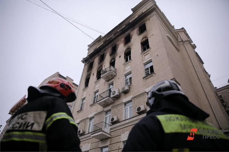 В Екатеринбурге случился пожар из-за бездомного, который поджигал мусор в доме