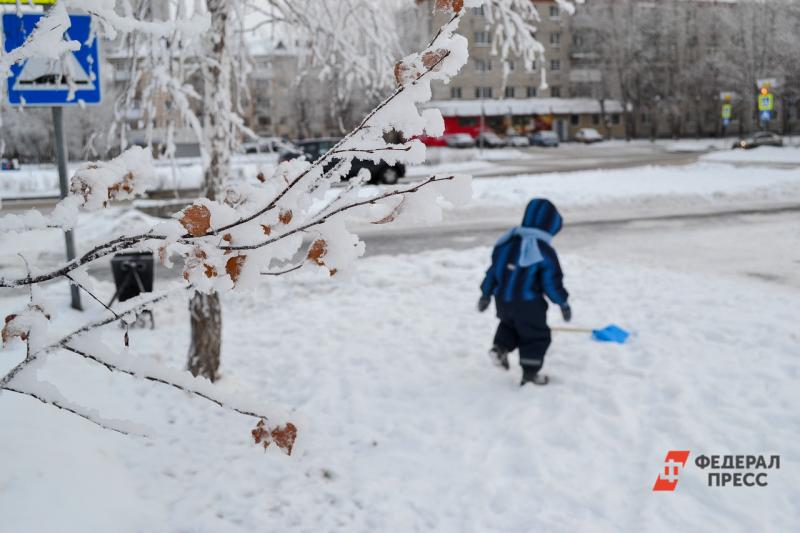 В Екатеринбурге рабочая техника ведет активную работу по уборке снега.