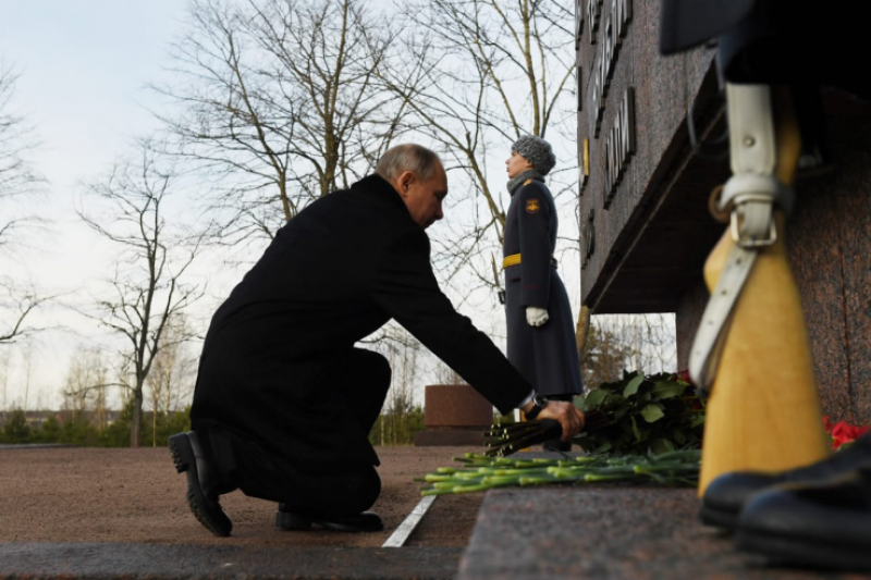 Путин возложил цветы к монументу «Рубежный камень»