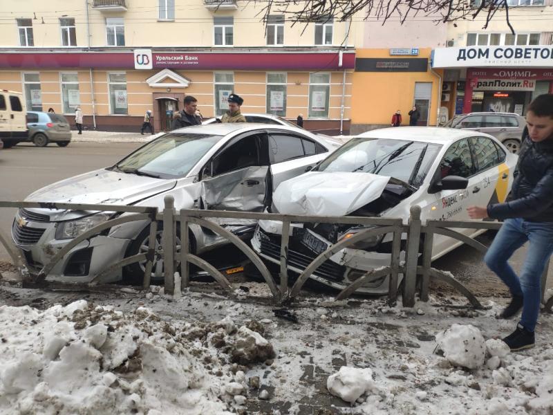 В центре Екатеринбурга столкнулись легковушка и такси