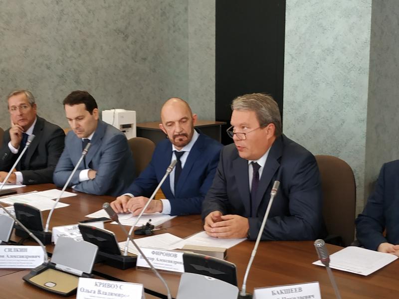Директор Златоустовского часового завода Виктор Фиронов (крайний справа) избежал закрытия предприятия