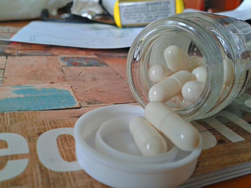 Малышка нашел таблетки, оставленные женщиной, и съела их