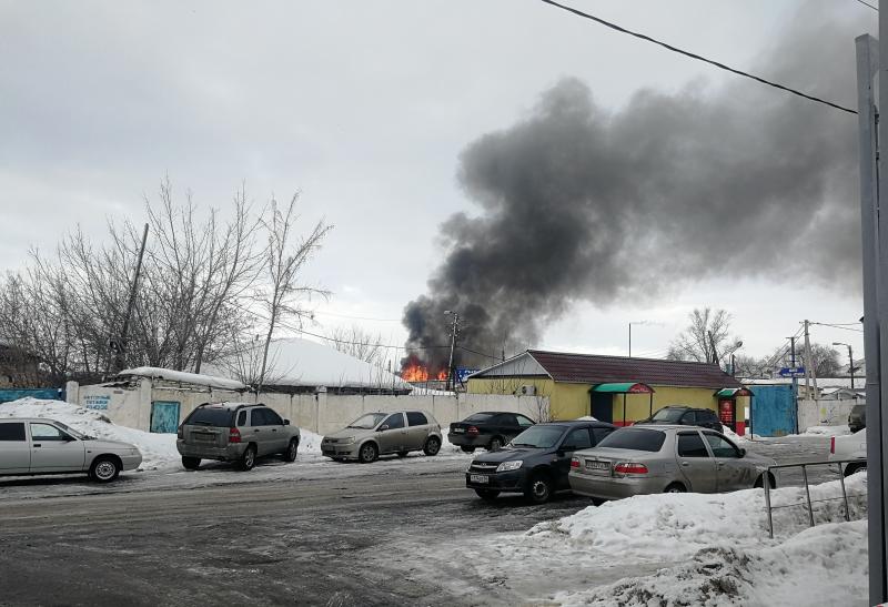 Пожар произошел на улице Кавказской и занял площадь около 1 тысячи квадратных метров