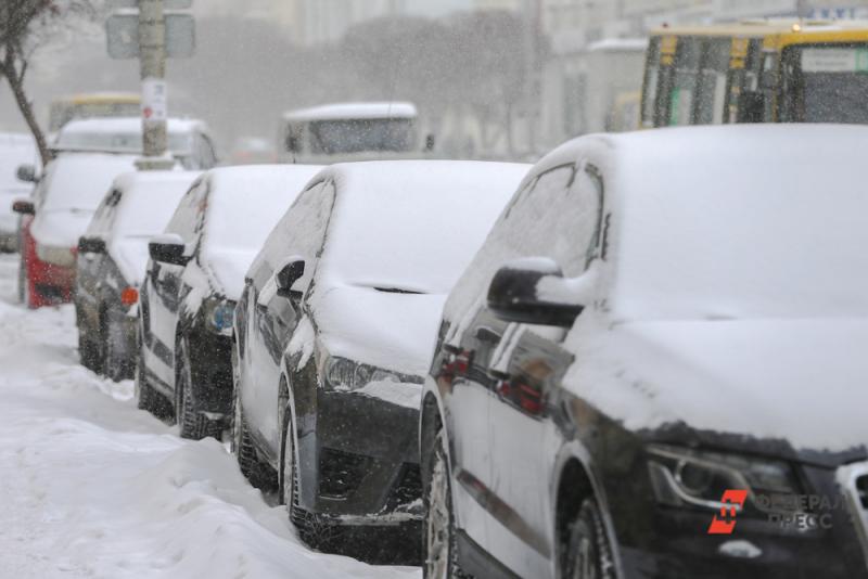 На Ямале десятки машин освободили из снежного плена