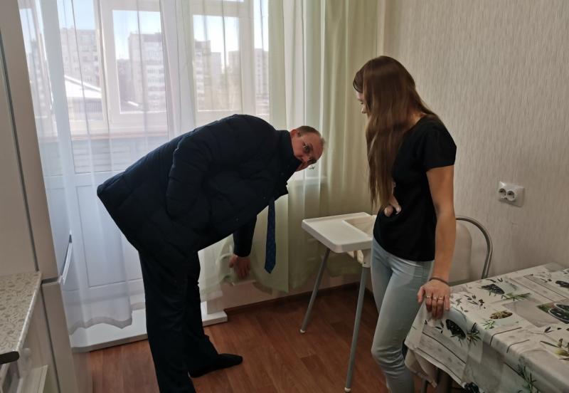 Об ужасных условиях, в которых вынуждены жить молодые семьи, сообщил глава ульяновского правительства