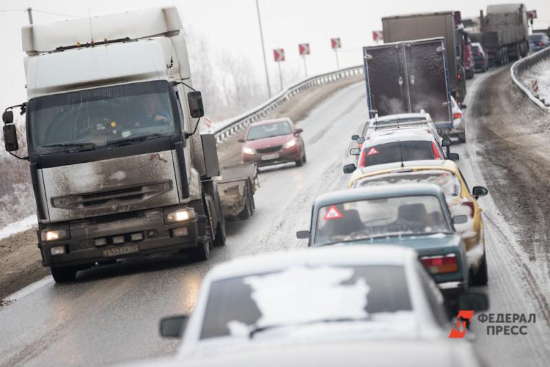 Перегруженные фуры обвинили в причинении колоссального ущерба российским дорогам
