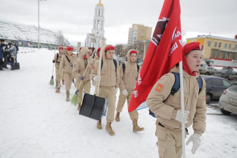 В Екатеринбурге юнармейцы очистили от снега памятник разведчику Кузнецову.