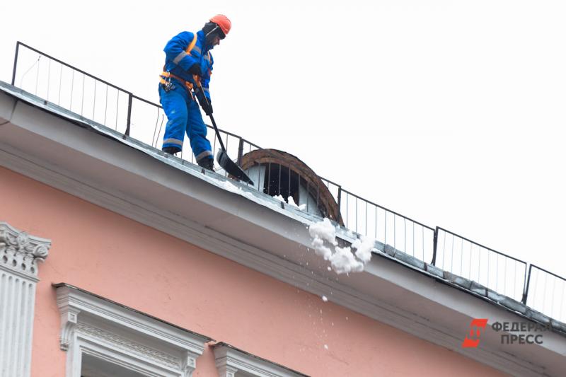 Мэрия Екатеринбурга напомнила коммунальщикам и собственникам про уборку снега с крыш.