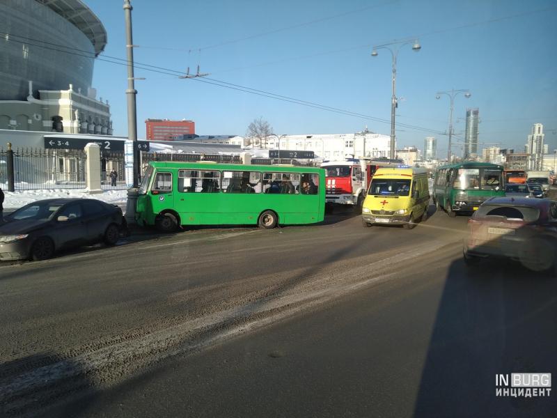 В Екатеринбурге случилось ДТП с участием троллейбуса, легковушки и двух маршруток.