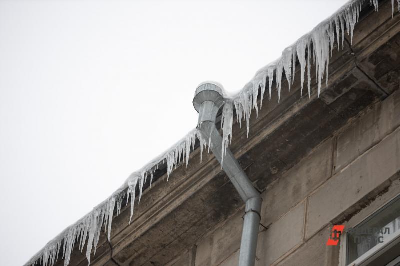 Екатеринбургскую УК оштрафовали из-за падения на пенсионерку снега с крыши.