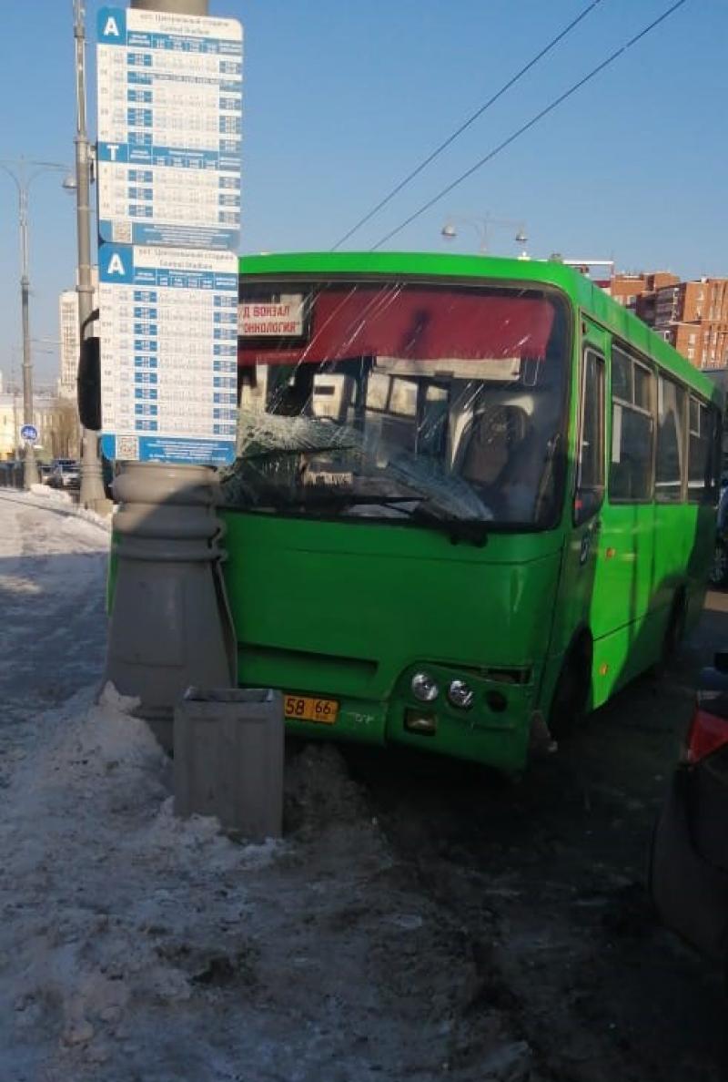 После крупного ДТП в Екатеринбурге госпитализировали трех человек.